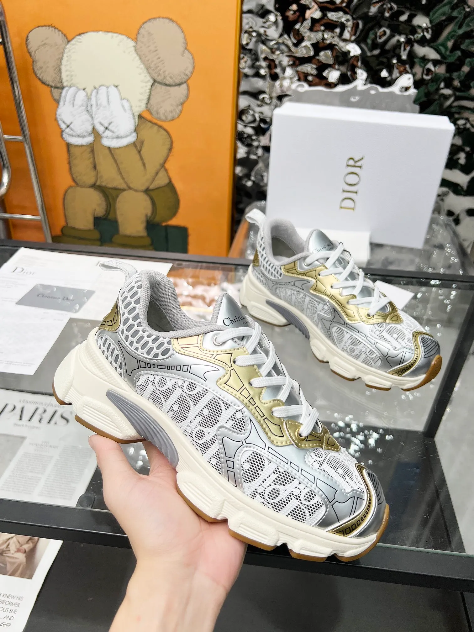 P560🐮🐮The official website of Dijia's new colors has been updated simultaneously [Celebration] This Dior Vibe sneaker incorporates Dior's high-end spirit and reinterprets classic running shoes. White mesh fabric features an Oblique print and is paired with laminated leather-effect panels in gold and silver tones for a contrasting look. It is further embellished with classic details such as 3D effect details, the lucky star symbol on the rear, and the logo on the tongue and rear pull tab. The lightweight sole is embellished with gray stars, complementing a variety of casual or elegant pieces for a modern look. Size: Women’s size 35-41 (35/42 can be customized) Men’s size 40-46 (39/46 can be customized)